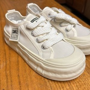 White platform shoes (7.5)